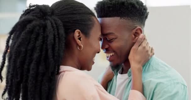 Kærlighed Mand Kvinde Kys Hjemmet Støtte Smil Intim Binding Forholdet – Stock-video