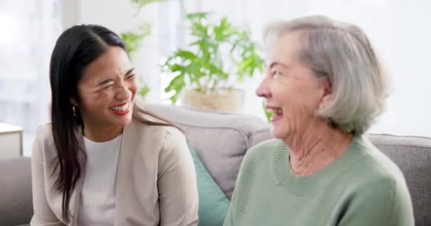 Feliz Hablando Una Mujer Con Consultor Para Planificación Jubilación Reunión — Vídeos de Stock