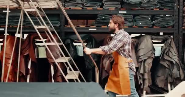 Kumaş Butik Atölyede Terzi Rafında Tekstil Malzeme Giysi Merdiveni Olan — Stok video