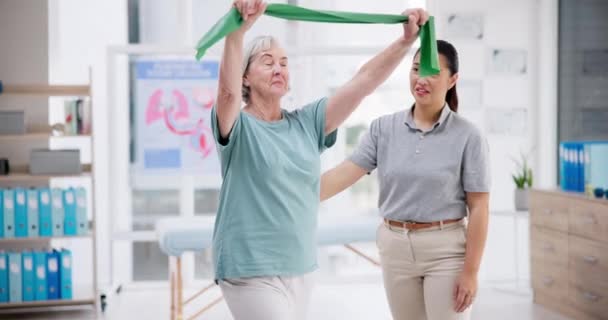 Fisioterapia Terapeuta Anziana Esercizio Con Fascia Resistenza Attrezzature Aiuto Nella — Video Stock