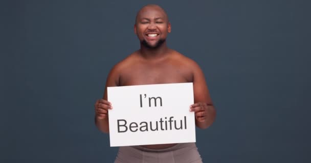 Впевненість Самолюбство Гордість Чорним Чоловіком Плакатом Студії Здоров Посмішки Прийняття — стокове відео