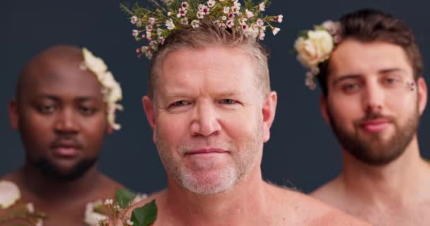 受け入れ 自然と自信のためのスタジオで男性と花 プライドと多様性 グルーミングのための暗い背景の人々の顔を持つスキンケア 化粧品 — ストック動画