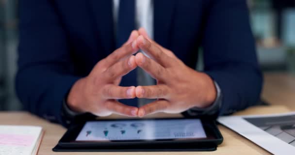 Tablet Veri Adamının Elleri Grafik Analizi Finansal Ticaret Rapor Için — Stok video