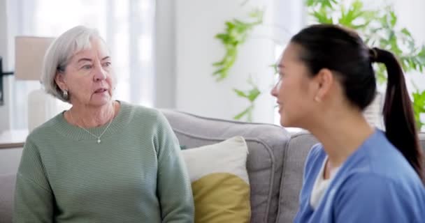 Pensioenconsultatie Senior Vrouw Zorgverpleegkundige Verpleeghuis Voor Medisch Welzijn Ziekenhuisondersteuning Bank — Stockvideo
