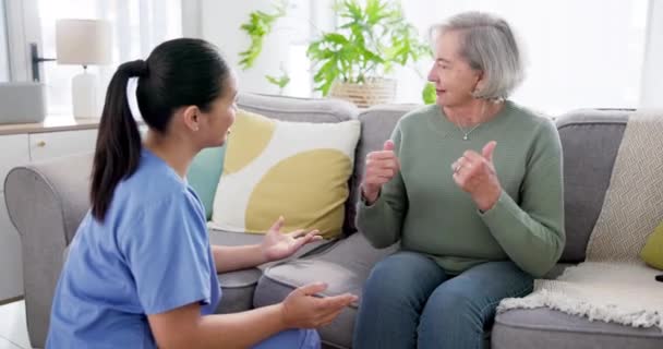 医療看護師 シニア女性 ソファーでの医療福祉や病院支援のための介護施設での退職相談 ソファーでの幸せと会話で医師 介護者 — ストック動画
