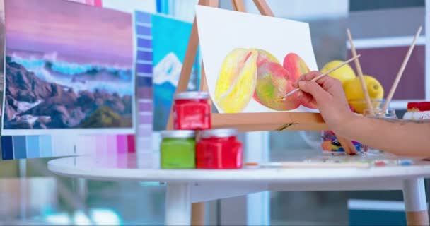 艺术家和画布上的特写 工作室的才华和灵感 水彩画 设计调色板 车间用油的纸果艺术 创意女性画图 — 图库视频影像