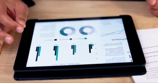 Mão Homem Negócios Tablet Gráficos Mesa Para Relatório Dados Com — Vídeo de Stock