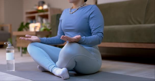 Tubuh Yoga Atau Wanita Yang Bermeditasi Dalam Teratai Berpose Dengan — Stok Video