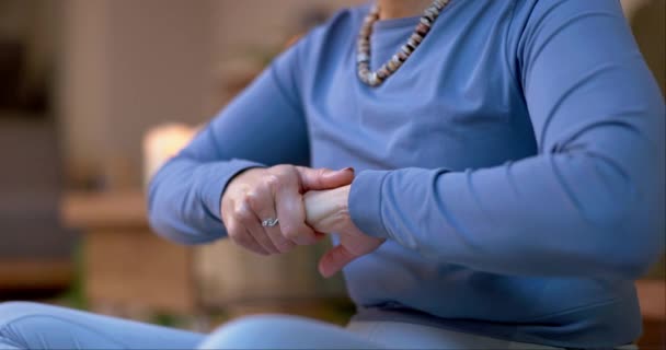Ból Dłoni Ćwiczenia Jogi Lub Kobieta Kontuzją Lub Nagły Wypadek — Wideo stockowe