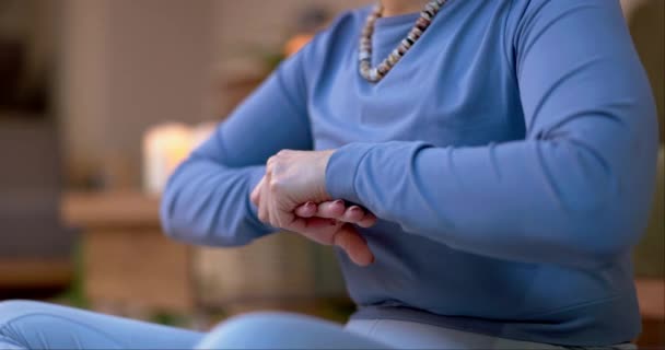 Ağrısı Kas Yoga Yaralanması Olan Kadın Stüdyo Dairesindeki Acil Durum — Stok video