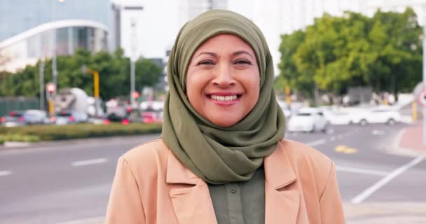 Πρόσωπο Πόλη Και Ισλαμική Γυναίκα Χαμόγελο Ταξίδια Και Αυτοπεποίθηση Μια — Αρχείο Βίντεο