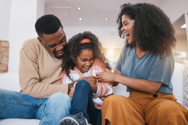 Aile, aileler ve kızlar kanepede birbirlerine bağlanmak, sağlıklı bir ilişki ve oturma odasında aşk için gülüyorlar. Ev, gıdıklama ve mutlu anne, baba ve kız birlikte mutluluk için, kanepede oynamak ve dinlenmek.