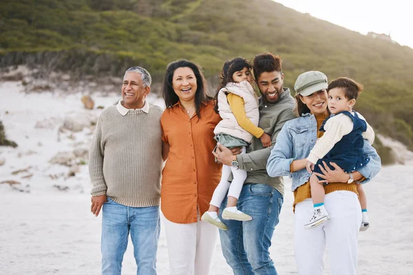祖父母と一緒に愛と自由とビーチでの休暇のハッピー 大きな家族と肖像画 リオデジャネイロ 自然の中でサポートと幸せを持っている人々 — ストック写真