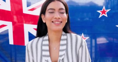 Avustralya 'da kadın, yüz ve gülümseme, ülkede bayrak ve gurur, genç modelle mutluluk ve güzellik. Vatansever, ressam ve milliyetçi özgüven, pozitiflik ve sembol ile Avustralya vatandaşı.