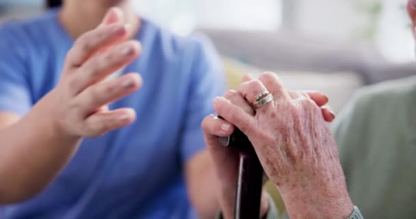 Hogar Ancianos Apoyo Manos Mujeres Mayores Con Cuidador Esperanza Amor — Vídeos de Stock