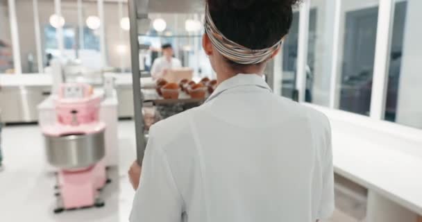 Chef Mujer Caminar Con Magdalenas Restaurante Para Servicio Hospitalidad Desayuno — Vídeos de Stock