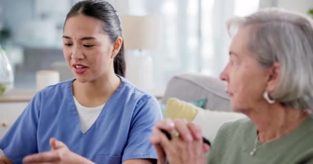 Homecare Unterstützung Und Glückliche Krankenschwester Mit Seniorin Auf Sofa Mit — Stockvideo