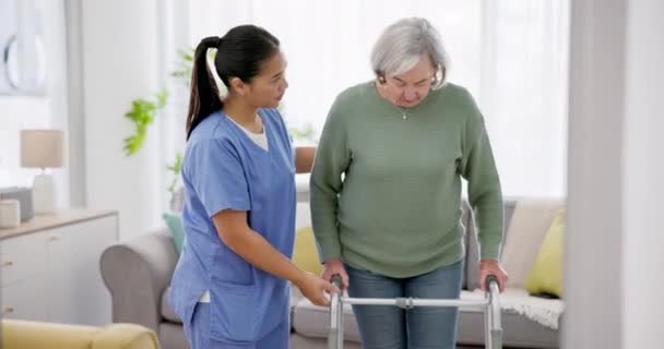 疗养院 支助中心和与散步者一起住在客厅的老年妇女与护士一起寻求平衡 支助或康复 有残疾 照料或理疗的家庭护理 帮助和老年妇女病人 — 图库视频影像
