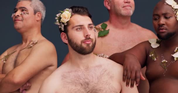 受け入れ プライドのためのスタジオで男性と花との健康 自信と多様性 グルーミングのための暗い背景の人々とスキンケア 化粧品 — ストック動画