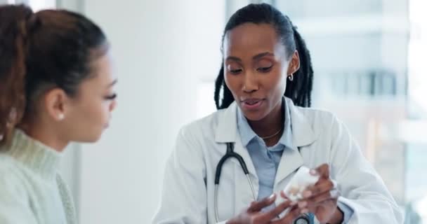 Arzt Patientenberatung Und Schwarze Frau Mit Pillen Zur Gesundheitsunterstützung Genesung — Stockvideo