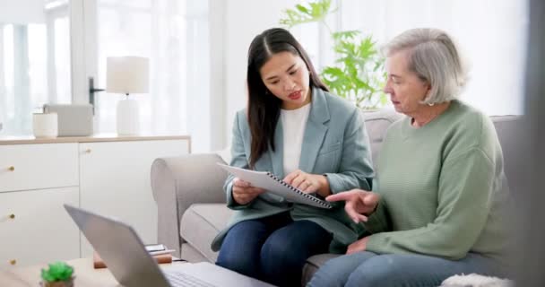 女性およびシニア 生命保険のための文書に関する助言 住宅ローンまたは家庭のソファーへの退職投資 アセットマネジメントや税務のための財務 財務予算 — ストック動画