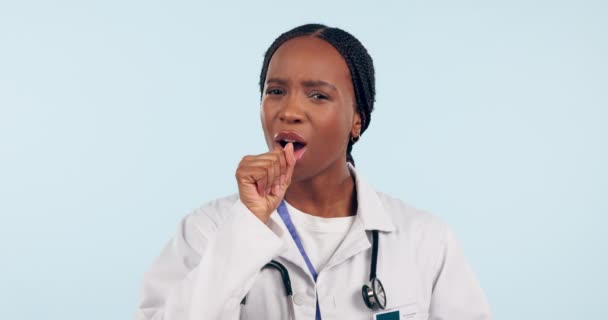 スタジオの顔 黒人女性 医師は 胸の痛み インフルエンザまたは熱の診断について説明し 話します 心臓血管 心臓の肖像画 または外科医が青色の背景に関する医学的助言に関するコンサルティング — ストック動画