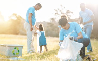 Doğa geri dönüşümü, toplum gönüllüsü ve çöp kirliliği, atık ve takım çevre bakımını temizleyen insanlar. Takım çalışması, STK desteği ve çevre grubu park temizliği, sosyal yardım projesi veya çöplere yardım ediyor.