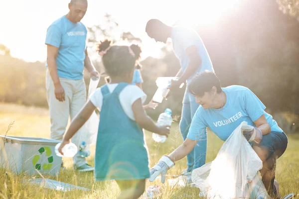 Naturteam Freiwillige Familie Und Kinder Reinigen Müll Abfall Oder Plastikflaschen — Stockfoto