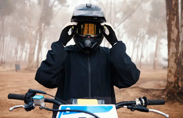 경쟁을위한 훈련과 숲에서 오토바이 사람과 스포츠 액션과 헬멧과 자연에서 익스트림 — 스톡 사진