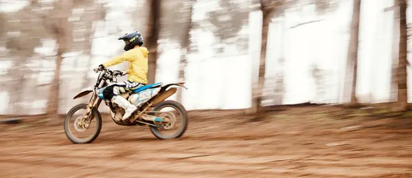 Motocykl Szybkie Poruszające Się Rozmycie Człowiekiem Sportu Przestrzeni Lesie Jazdy — Zdjęcie stockowe