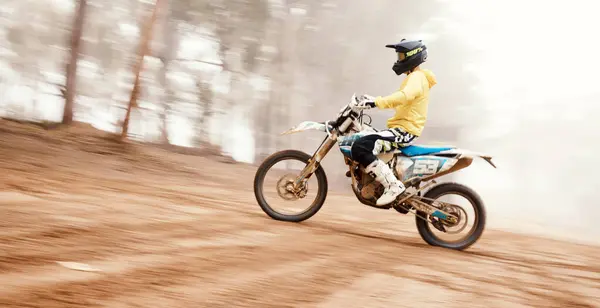 Motorrad Geschwindigkeit Und Bergauf Mit Einem Sportler Auf Platz Wald — Stockfoto