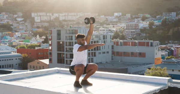 健身和蹲伏与哑铃在屋顶上锻炼 训练或户外运动在城市 运动员或健美健美健美健美人士在阳台上举重 — 图库照片