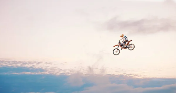 Motorrad Himmel Hintergrund Und Wettbewerb Abenteuer Freiheit Und Bewegung Mit — Stockfoto