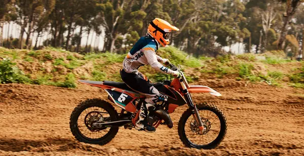 Motocicleta Entrenamiento Velocidad Con Deportista Espacio Bosque Para Ciclismo Tierra — Foto de Stock