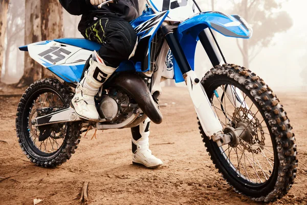 Motocykl Nogi Osoby Sporty Lesie Szkoleniem Zawodów Przyroda Akcji Kasku — Zdjęcie stockowe