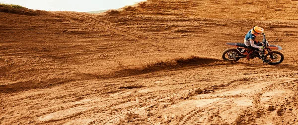 Bicikli Sebesség Egy Sportember Űrben Sivatagban Felülről Történő Földbiciklizéshez Motorkerékpár — Stock Fotó