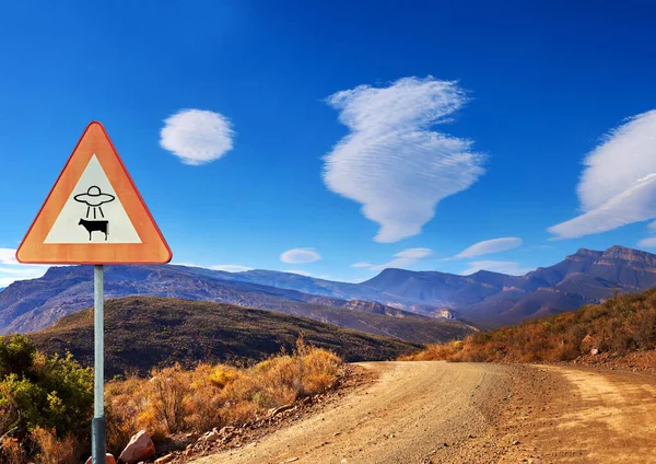 Desert Sign Alien Abduction Mountains Ufo Warning Dirt Road Blue — Stock Photo, Image
