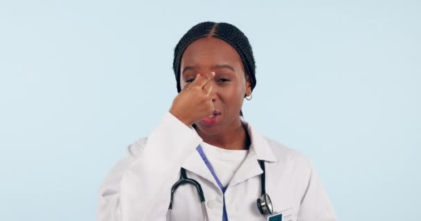 鼻窦炎 拥堵和医生的建议流感 发烧或感冒隔离在工作室蓝色背景的医疗保健 鼻子和黑人妇女专业人员 有帮助 诊断和咨询 — 图库视频影像