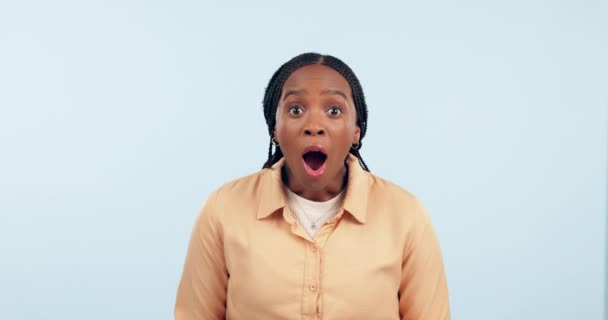 Chocado Surpresa Confuso Com Rosto Mulher Negra Estúdio Para Anúncio — Vídeo de Stock