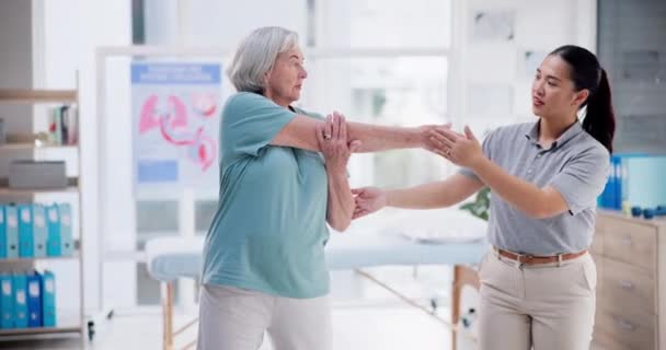 老年患者 理疗和伸展肌肉 运动支持或在理疗或医疗诊所中的健康 帮助老年肘部妇女的护士 医生或理疗师 — 图库视频影像