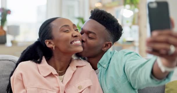 Glücklich Paar Und Kuss Für Ein Selfie Hause Videoanruf Profilbild — Stockvideo