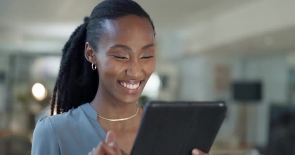 Sonrisa Mujer Negra Tableta Oficina Investigación Mecanografía Red Las Redes — Vídeo de stock