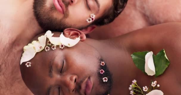 受け入れ 睡眠のためにスタジオで男性と花 健康と多様性 グルーミングのための暗い背景の人々の顔を持つスキンケア 化粧品 — ストック動画