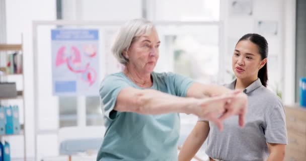 老年妇女 理疗和伸展运动或康复 理疗或保健方面的锻炼支助 护士长 脊医辅助及高龄病人手臂或肌肉健康 — 图库视频影像