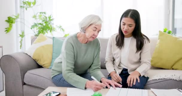Senior Mujer Finanzas Con Firma Documentos Para Seguro Vida Préstamo — Vídeo de stock