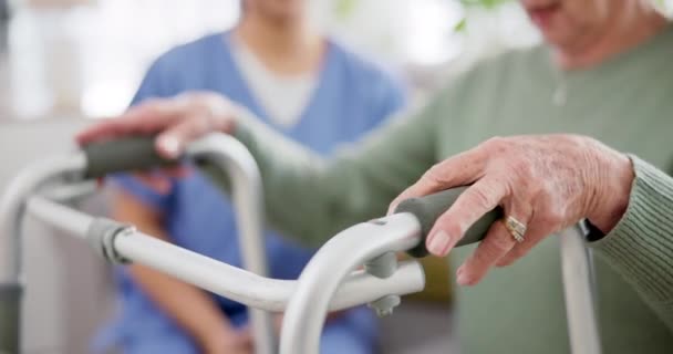 疗养院 散步者和老年妇女在照料者的帮助下增加了行走 支持或中风康复的速度 家庭护理 理疗或残疾长者 助行器或理疗师 用于康复 — 图库视频影像