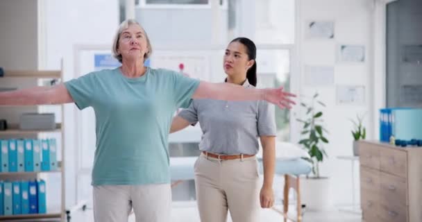 Senior Vrouw Fysiotherapie Stretching Oefening Workout Ondersteuning Fysiotherapie Revalidatie Gezondheidszorg — Stockvideo