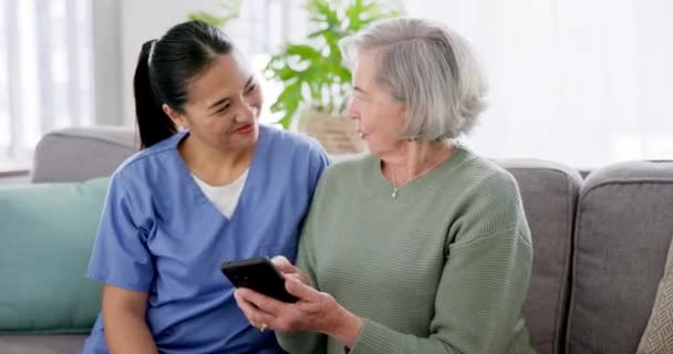 Happy Τηλέφωνο Και Online Ηλικιωμένη Γυναίκα Και Νοσοκόμα Στον Καναπέ — Αρχείο Βίντεο