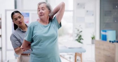 Fizik tedavi, yaşlı kadın ve iyileşme sürecinde kollarını esnetme, egzersiz ve iyileşme yaraları. Fizyoterapi, kıdemli hasta ve kayropraktik uzmanı rehabilitasyon, sağlık ve vücut sağlığı alanlarında yardım.
