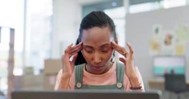 Kadın, dizüstü bilgisayar ticareti için baş ağrısı ve stres stok envanteri ve tedarik zinciri krizi veya iş başarısızlığı. Depresyonlu, acılı ya da bilgisayarlı lojistik için yorgun olan Afrikalı kişi ya da girişimci.